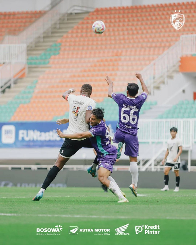 Persita Tangerang vs PSM Makassar dalam laga pekan ke-17 Liga 1 2024/25 di Stadion Pakansari, Bogor, pada Minggu (29/12). Foto: Instagram @psm_makassar