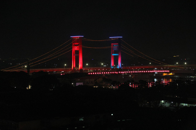 Jembatan Ampera menjadi pusat warga Palembang merayakan malam tahun baru. (fofo: ist)