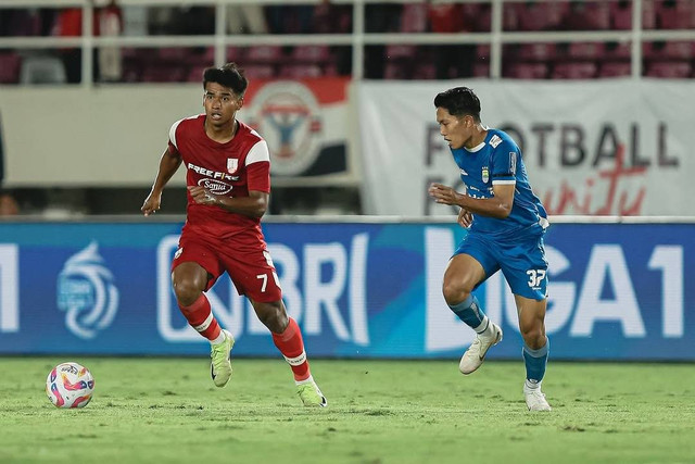 Persis Solo melawan Persib Bandung pada pertandingan Liga 1 di Stadion Manahan, Solo, Minggu (29/12/2024). Foto: Instagram/@persisofficial