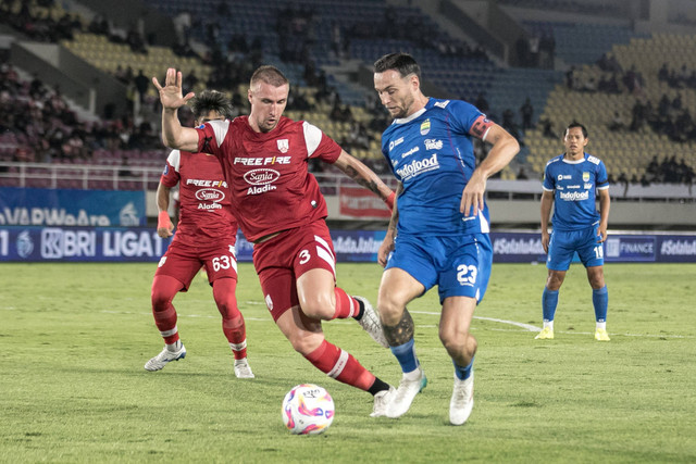 Pemain Persis Solo Eduardi Lacke Kunde berebut bola dengan pemain Persib Bandung Marc Antony Klok pada pertandingan Liga 1 di Stadion Manahan, Solo, Jawa Tengah, Minggu (29/12/2024). Foto: Mohammad Ayudha/ANTARA FOTO