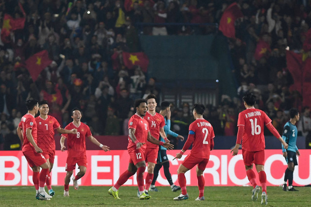 Timnas Vietnam saat melawam Timnas Singapura pada pertandingan leg kedua semi final Piala AFF 2024 di Stadion Viet Tri, provinsi Phu Tho, Vietnam, Minggu (29/12/2024). Foto: HOANG Anh / AFP