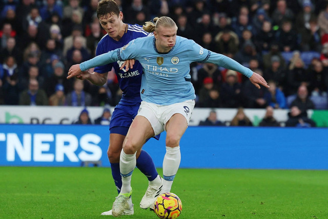 Pemain Leicester City Jannik Vestergaard berebut bola dengan pemain Manchester City Erling Haaland pada pertandingan Liga Inggris di Stadion King Power, Leicester, Inggris, Minggu (29/12/2024). Foto: Lee Smith/REUTERS