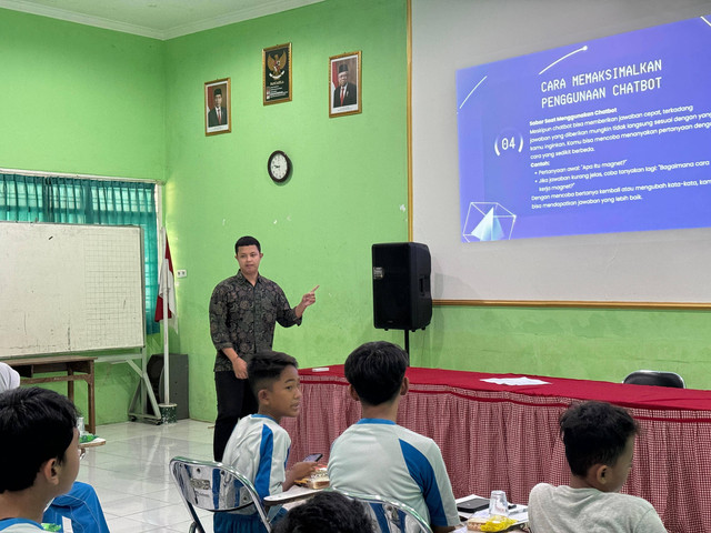 Tim pengabdian masyarakat Telkom University Purwokerto di SMPN 5 Purwokerto