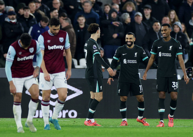 Mohammed Salah mencetak gol saat Liverpool melawan West Ham di London Stadium, Senin (30/12) dini hari WIB. Foto: REUTERS/Isabel Infantes