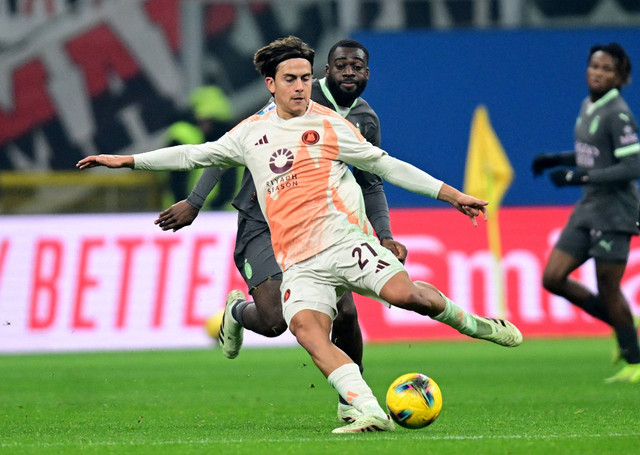 Paulo Dybala saat AS Roma bertandang ke San Siro melawan AC Milan, Senin (30/12/24) dini hari WIB. Foto: Daniele Mascolo/REUTERS