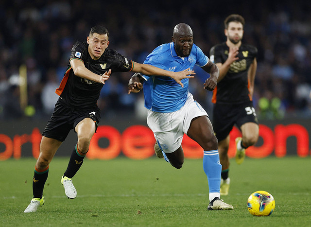 Pemain Napoli Romelu Lukaku beraksi dengan pemain Venezia Jay Idzes pada pertandingan Liga Italia antara Napoli vs Venezia di Stadio Diego Armando, Naples, Italia, Minggu (29/12/2024) malam WIB. Foto: Ciro De Luca/REUTERS