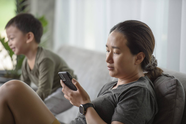 Ilustrasi orang tua main gadget saat bersama anak. Foto: LookerStudio/Shutterstock
