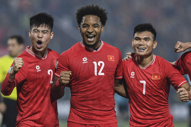 Duy Manh Do, Xuan Son Nguyen, dan Xuan Manh Pham dari Timnas Vietnam pada pertandingan Semifinal Piala Elektrik ASEAN 2024 antara Vietnam dan Singapura di Stadion Viet Tri, provinsi Phu Tho, Minggu (29/12/2024). Foto: HOANG ANH/AFP