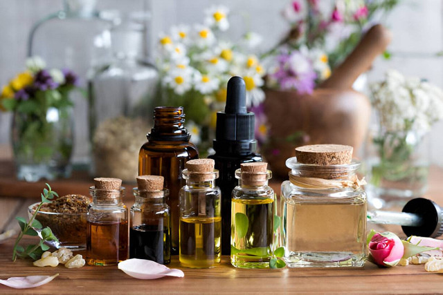 Ilustrasi essential oil, Sumber:Istockphoto/Madeleine_Steinbach
