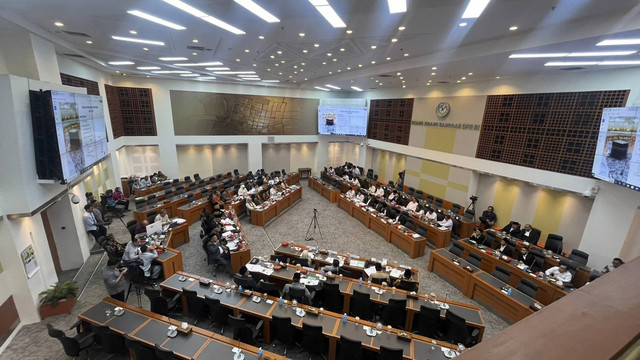 Kemenag dan Kepala BPH Rapat bahas anggaran ibadah haji 2025 bersama Komisi VIII DPR, Senin (30/12/2024). Foto: Haya Syahira/kumparan