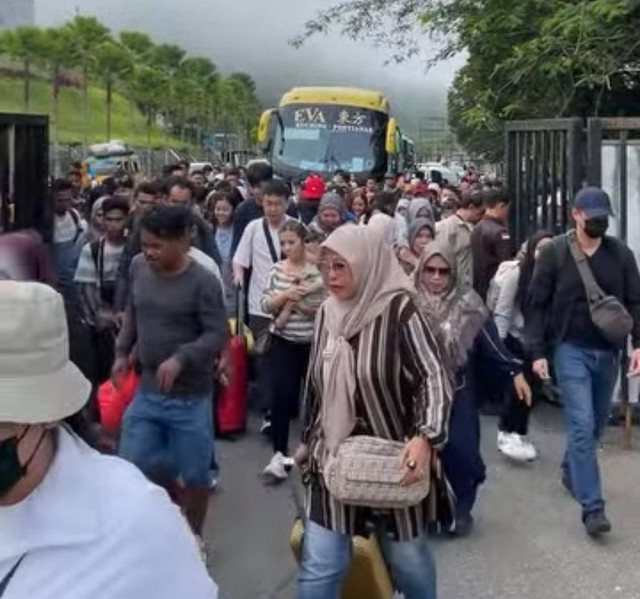 Warga Kalbar yang sudah menunggu pintu gerbang PLBN Entikong dibuka. Foto: Dok. Instagram @karkes.entikong