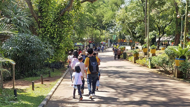 Pengunjung yang tengah berwisata di Taman Margasatwa Ragunan di Jakarta Selatan pada Jumat (27/12/2024). Foto: Gitario Vista Inasis/kumparan