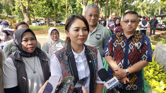 Wamenpar Ni Luh Puspa saat meninjau kesiapan Taman Margasatwa Ragunan di Jakarta Selatan pada Jumat (27/12/2024). Foto: Gitario Vista Inasis/kumparan