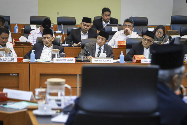 Menteri Agama RI, Nasaruddin Umar dan Kepala BPH menggelar rapat membahas anggaran ibadah haji 2025 bersama Komisi VIII di Gedung DPR RI, Senin (30/12/2024). Foto: Iqbal Firdaus/kumparan