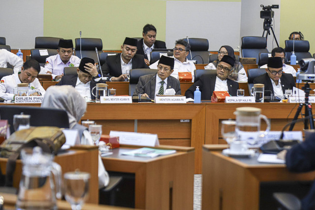 Menteri Agama RI, Nasaruddin Umar dan Kepala BPH menggelar rapat membahas anggaran ibadah haji 2025 bersama Komisi VIII di Gedung DPR RI, Senin (30/12/2024). Foto: Iqbal Firdaus/kumparan