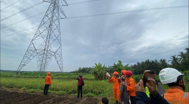 Proses evakuasi pria di Kulon Progo yang memanjat menara SUTET oleh Tim SAR Gabungan. Foto: Basarnas Yogyakarta