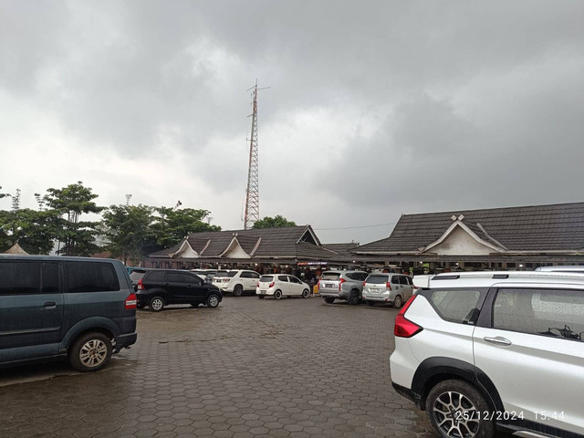 suasana sore Kampung Sate Maranggi Plered kabupaten Purwakarta, Rabu (25/12/2024). foto: Chandra  Mahasiswa ITB Ahmad Dahlan jakarta