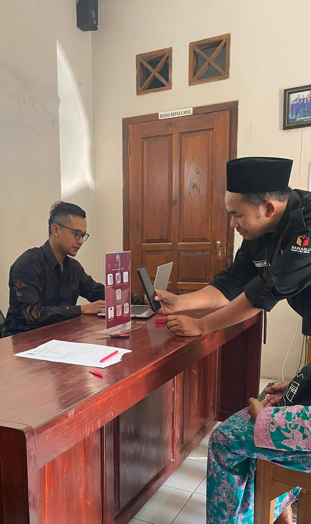 Foto saat pelayanan kepada masyarakat