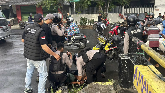 Polisi saat menangkap pria yang menyetop bus dan melawan polisi sambil membawa samurai di Daan Mogot, Jakarta Barat. Foto: Dok. Istimewa