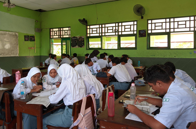 Class Atmosphere During Mathematics Learning Using Peer Tutor Method and Group Discussion at Senior High School 6 Semarang (Source: Personal Photo)