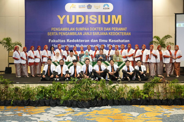 Fakultas Kedokteran dan Ilmu Kesehatan (FKIK) Universitas Muhammadiyah (Unismuh) Makassar menggelar kegiatan Yudisum Sarjana Kedokteran, Profesi Dokter dan Diploma III Keperawatan sebanyak 31 Lulusan mengikuti kegiatan tersebut yang dihadir langsung oleh Rektor Unismuh Makassar Dr Abd Rakhim Nanda 