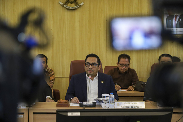 Ketua Komisi II DPR RI Muhammad Rifqinizamy Karsayuda memaparkan kinerja akhir tahun Komisi II DPR RI selama 2024 di Kompleks Parlemen, Jakarta, Senin (30/12/2024). Foto: Iqbal Firdaus/kumparan