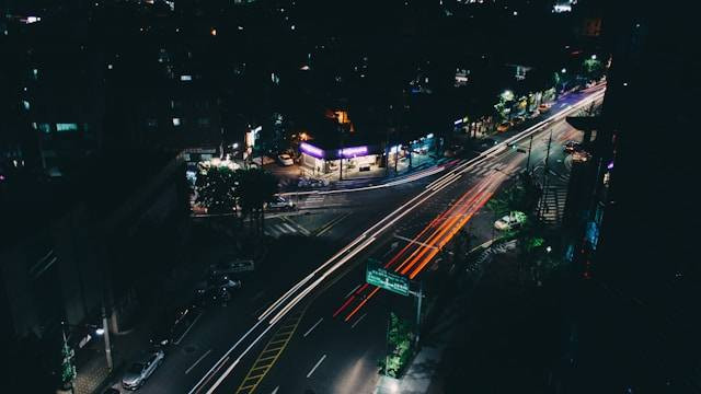 One Way Puncak. Foto hanya ilustrasi, bukan tempat sebenarnya. Sumber: Unsplash/Alexandre Chambon