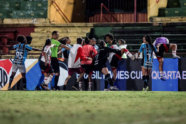 Keributan antara pemain River Plate dan Gremio di Brazil Ladies Cup 2024.  Foto: Guilherme Veiga