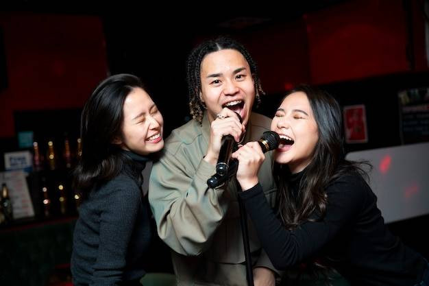 Ilustrasi karaoke menggunakan soundbar. Foto: Freepik 