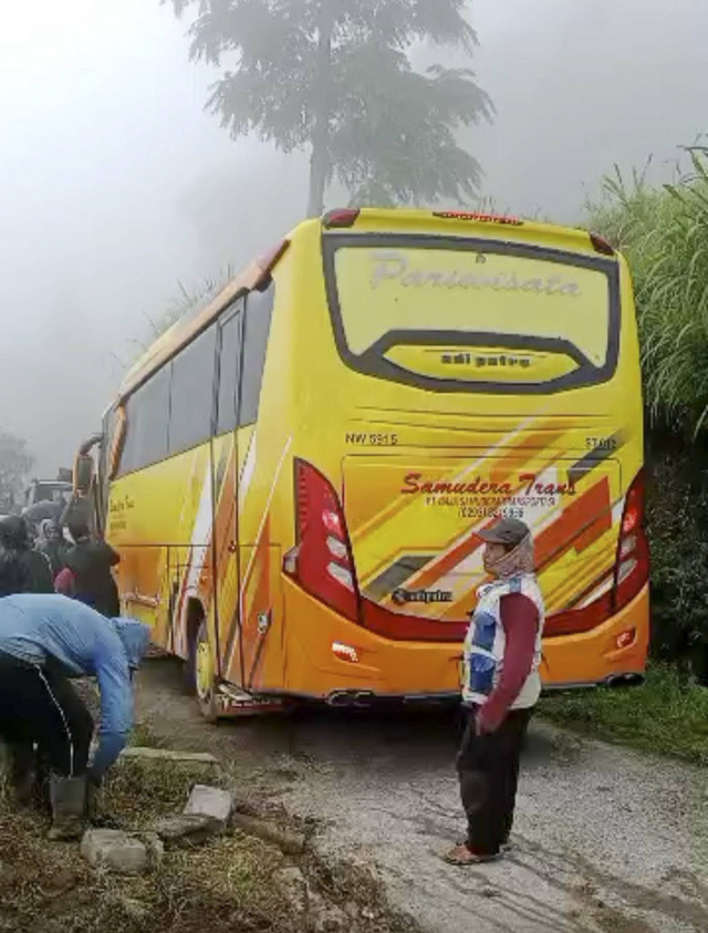 Kondisi bus yang tersesat di tengah kuburan. Foto: Dok. Istimewa