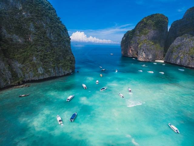 Liburan Keluarga di Thailand. Foto Hanya Ilustrasi. Sumber Foto: Unsplash.com/Humphrey Muleba