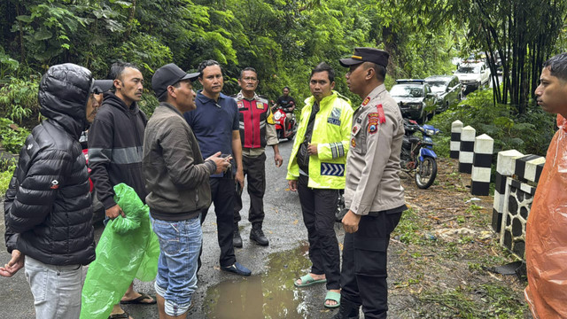 Dua pria bernama Alfin Dika Putra Johana (20) dan Ahmat Koirul Anam (22) ditemukan tewas di aliran sungai perbatasan Desa Wringinanom, Kecamatan Poncokusumo dan Desa Duwet Krajan, Kecamatan Tumpang, Kabupaten Malang. Foto: Dok. Polsek Poncokusu