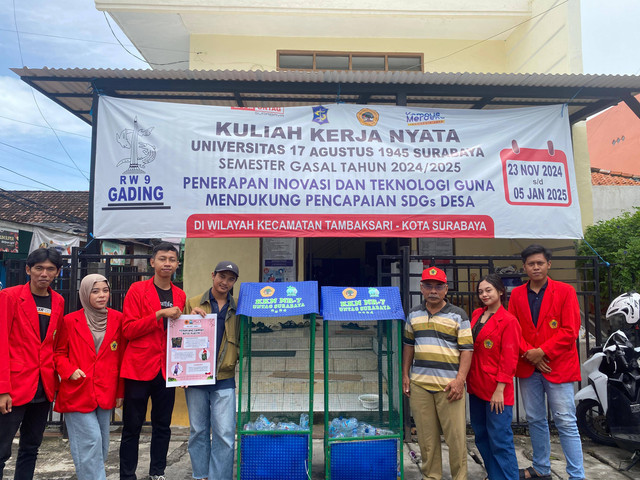 Penyerahan Keranjang Sampah oleh Mahasiswa KKN UNTAG kepada warga Gading