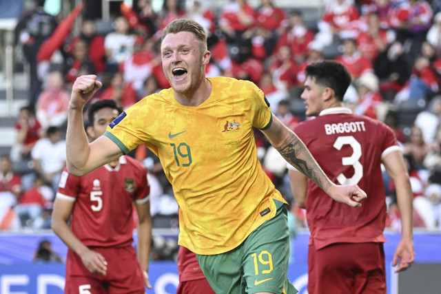 Pemain belakang Australia, Harry Souttar merayakan gol keempat timnya saat pertandingan sepak bola Piala Asia AFC Qatar 2023 antara Australia dan Indonesia di Stadion Jassim bin Hamad, Doha (28/1/2024). Foto: Hector Retamal/AFP