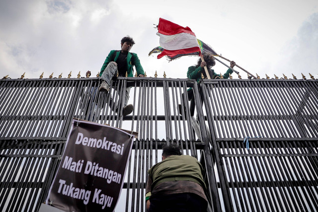 Massa demo menolak RUU Pilkada memanjat gerbang Gedung Parlemen, Jakarata Pusat, Kamis (22/8/2024).  Foto: Jamal Ramadhan/kumparan