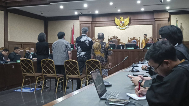 Ketua Majelis Hakim Rianto Adam Pontoh membacakan amar putusan untuk terdakwa Helena Lim, Mochtar Riza Pahlevi, Emil Ermindra, dan MB Gunawan, terkait kasus korupsi timah, di Pengadilan Tipikor Jakarta, Senin (30/12/2024). Foto: Fadhil Pramudya/kumparan