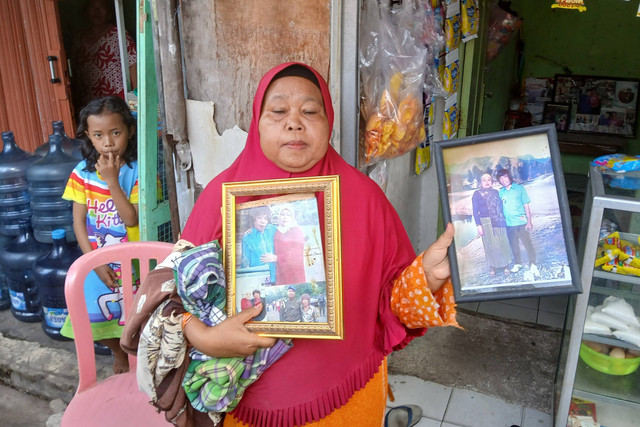 Istri pertama pesulap Pak Tarno, Syariah (57) di Semper Barat, Jakarta Utara, Senin (30/12/2024). Foto: Vincentius Mario/kumparan