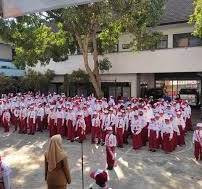 Ilustrasi anak sekolah dasar sedang upacara bendera. (Foto: Istimewa)