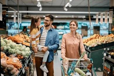 Ilustrasi kegiatan berbelanja di salah satu swalayan. Sumber : https://www.shutterstock.com/image-photo/happy-parents-small-daughter-shopping-supermarket-2279180183