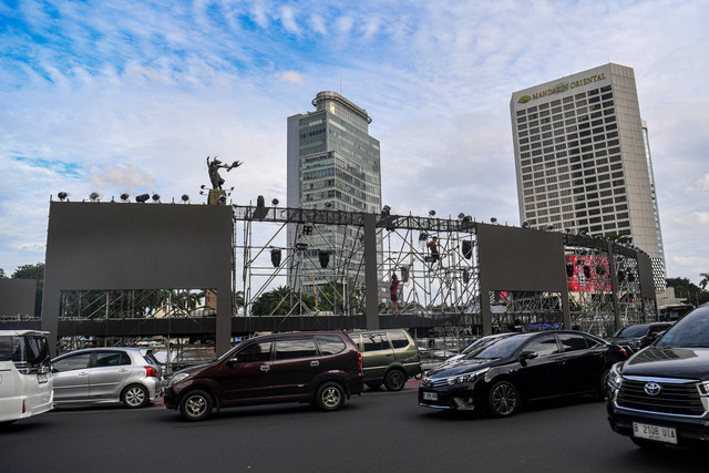 Pekerja menyelesaikan pembangunan panggung hiburan yang akan digunakan untuk malam pergantian tahun di kawasan Bundaran HI, Jakarta, Senin (30/12/2024). Foto: Muhammad Adimaja/ANTARA FOTO