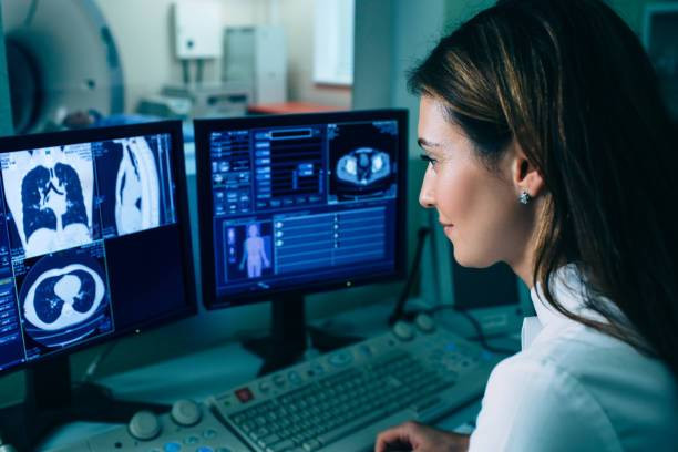 Radiografer membaca CT-Scan. Sumber: istockphoto.com