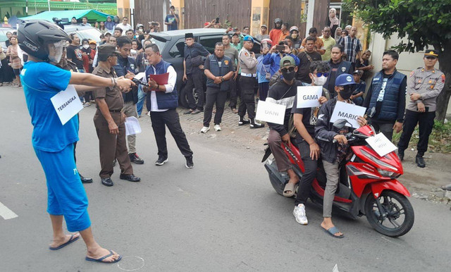 Rekonstruksi kasus penembakan siswa SMK 04 Kota Semarang, Gamma Rizkynata Oktavandy, di Semarang, Senin (30/12/2024). Foto: Intan Alliva Khansa/kumparan