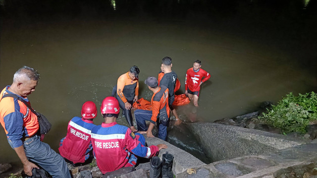 Tim SAR mengevakuasi pemuda yang tewas tenggelam di waduk Kedurus, Karang Pilang, Surabaya, Senin (30/12/2024).
 Foto: Farusma Okta Verdian/kumparan