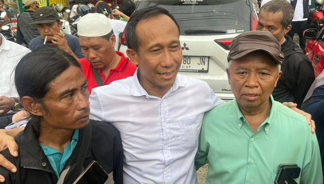 Ayah Gamma, Andi Prabowo (kiri) didampingi kuasa hukum (tengah) dan seorang kerabatnya usai menghadiri rekonstruksi kasus penembakan. Foto: Intan Alliva Khansa/kumparan