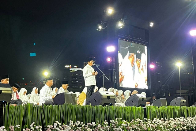 Menteri Agama Nasaruddin Umar pimpin Muhasabah dan Doa Bersama Akhir Tahun 2024 di Monas, Jakarta, Senin (30/12/2024). Foto: Rayyan Farhansyah/kumparan