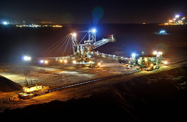 https://cdn.pixabay.com/photo/2015/09/03/09/12/open-pit-mining-920200_960_720.jpg (ilustrasi pertambangan)