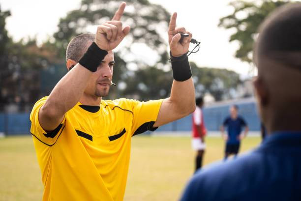 Wasit memberi isyarat untuk mengecek VAR (Foto: gettyimages)