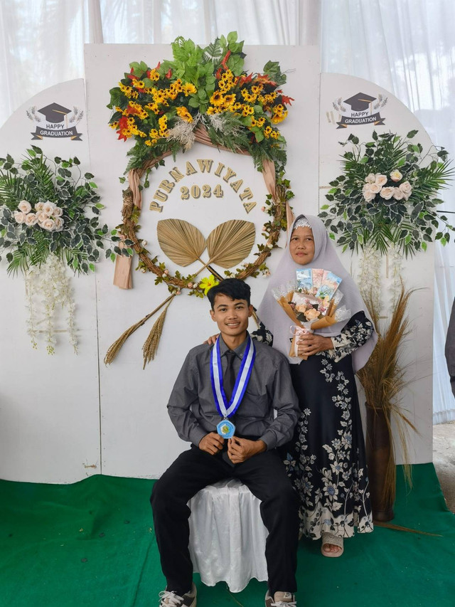 Foto bersama ibu saat lulus sekolah menengah atas (sumber: Mohamad Kitfirul Aziz)