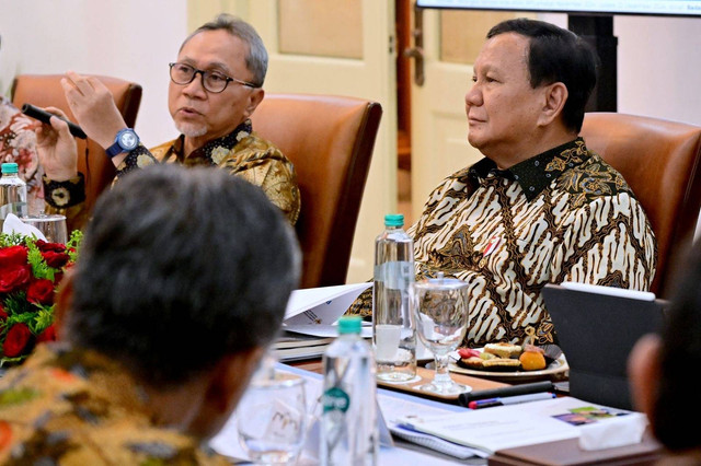 Presiden Prabowo mendengarkan penjelasan Menko Pangan Zulkifli Hasan. Foto: Dok. Kemenko Pangan