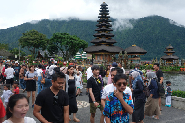 Sejumlah wisatawan mengunjungi objek wisata Ulun Danu Beratan saat liburan akhir tahun di Tabanan, Bali, Minggu (29/12/2024). Foto: ANTARA FOTO/Fikri Yusuf